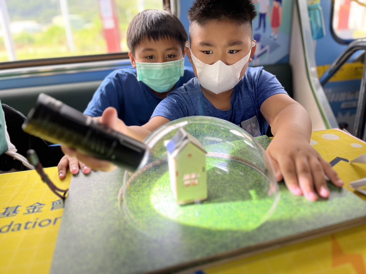 z6.com參與基礎科學主題車廂，以STEAM教學精神，設計「逐日科學家」、「太陽能工程師」以及「淨零建築師」三大能源科普課程和實驗